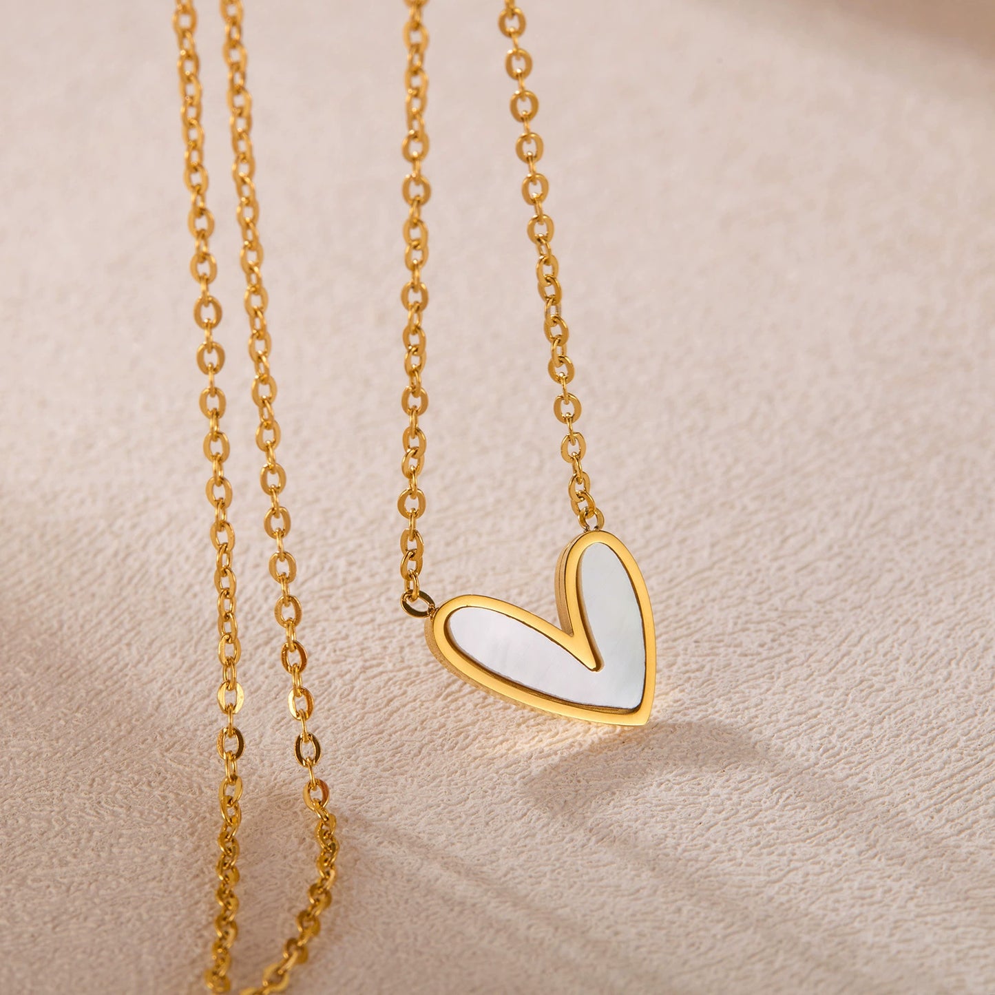 Gold Plated Stainless Steel Shell Inlay Heart Pendant Necklace / KN1003