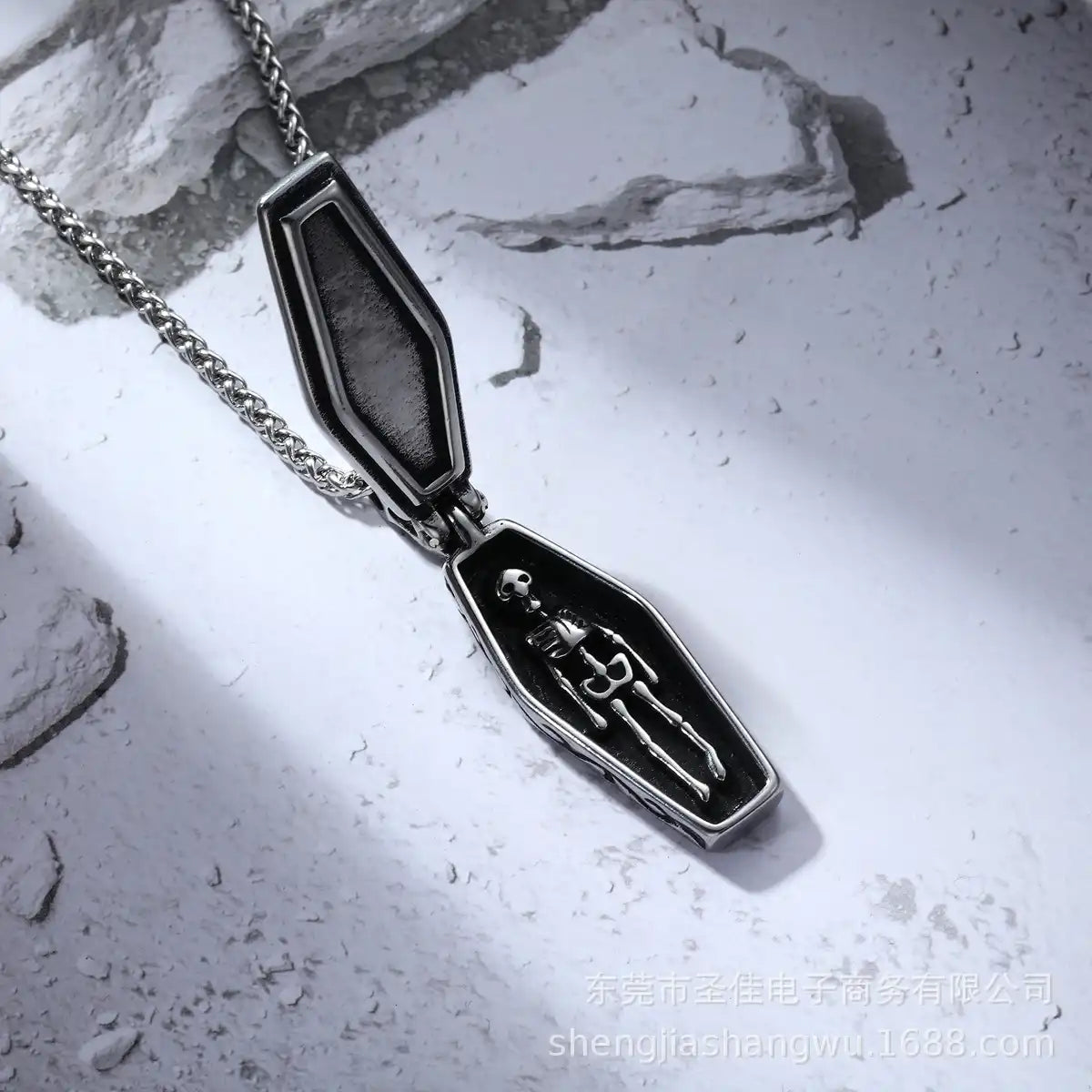 Stainless Steel Vintage Pendant Necklace / 25003031