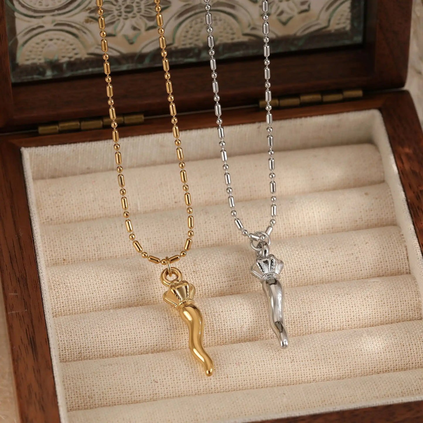 Stainless steel Beaded Trendy Crown Pendant Necklace / 25003057