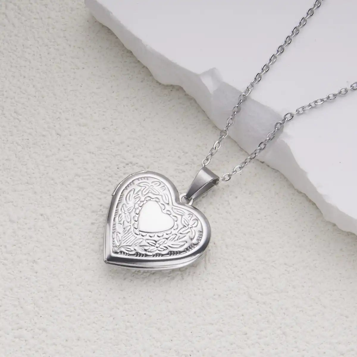 Stainless steel heart-patterned photo frame pendant Locket necklace / 25003050